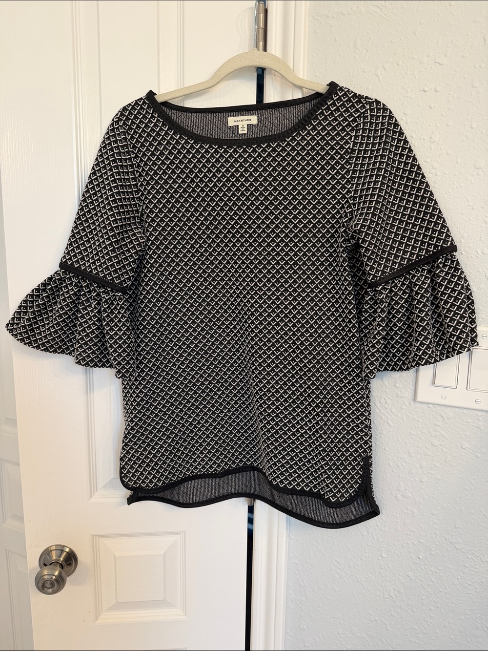 Max Studio Black & White Geometric Ruffle Sleeve Blouse